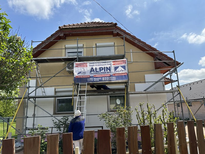 Homlokzathőszigetelés állványról, Alpin-Technológia táblával