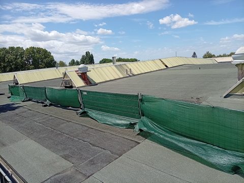 Lapostető tetőkorláttal és élvédelemmel